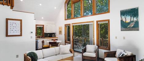 Smart-tv, eldstad, ett bordtennisbord och böcker