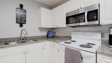 Frigorífic, forn, placa de cuina i cafetera i tetera