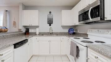 Fridge, oven, stovetop, coffee/tea maker