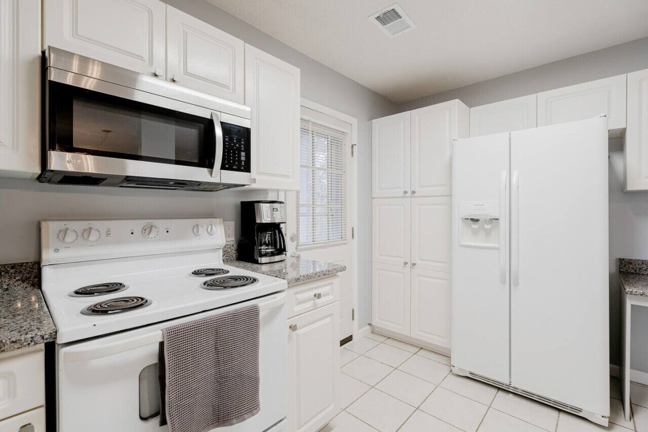 Fridge, oven, stovetop, coffee/tea maker