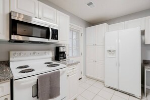 Jääkaappi, uuni, liesi, kahvin-/teenkeitin