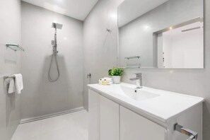 Shower, hair dryer, shampoo - The Last Resort: A Two Pool Luxury Villa (Palm Cove)