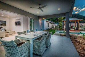 Outdoor dining - The Last Resort: A Two Pool Luxury Villa (Palm Cove)