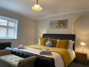 5 Schlafzimmer, Schreibtisch, Bügeleisen/Bügelbrett, Reisekinderbett