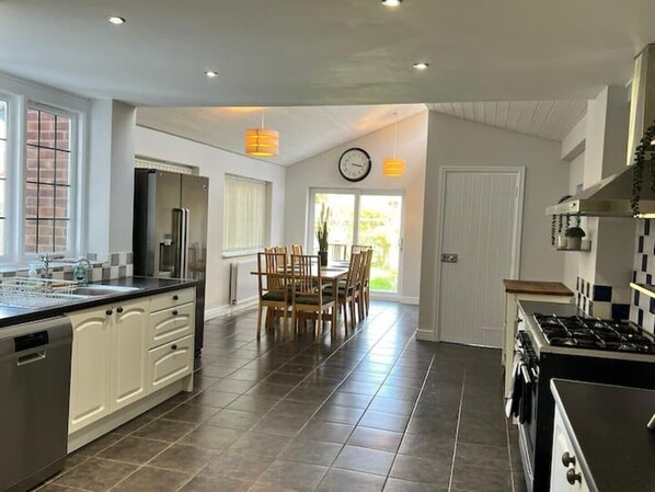 Kühlschrank, Ofen, Herdplatte, Geschirrspüler