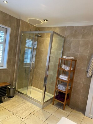 Ducha, secador de pelo, toallas y jabón