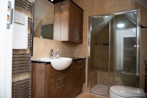 Shower, hair dryer, towels, soap - Luxury spacious home near city centre & parking (Birmingham)