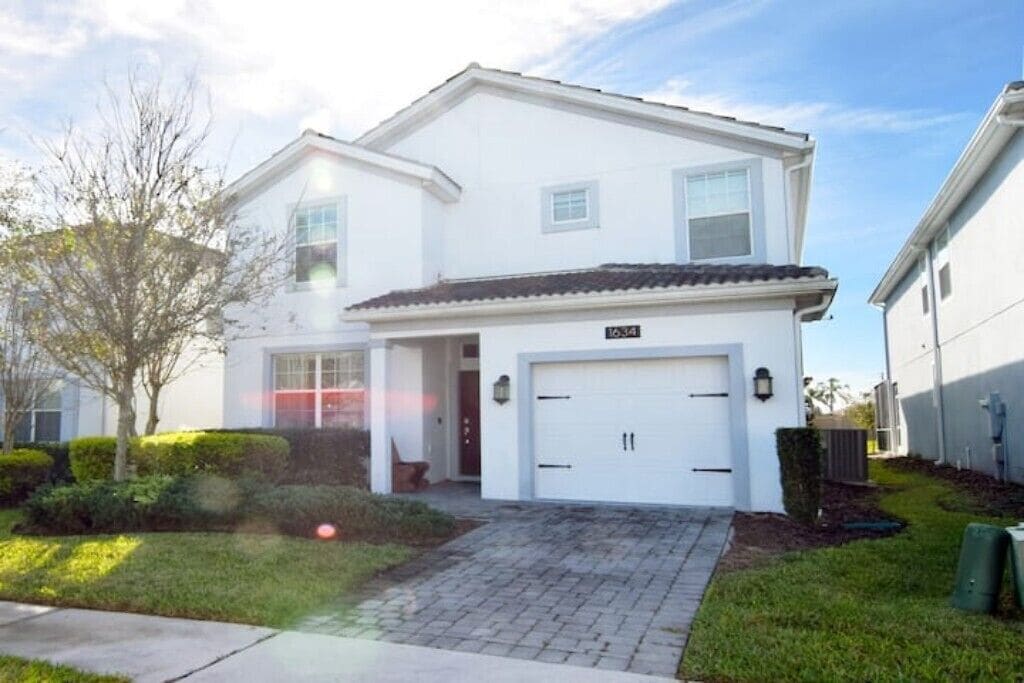 New 5 Bed South-Facing Pool Home, 2 Lounges, Games Room, Water Park Included!