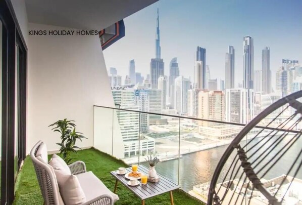 Terrace/patio - Kings homes @binghatti canal with Private jacuzzi (Dubai)