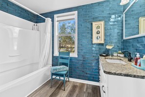 Hair dryer, towels, soap, shampoo - Charming Cottage (Machesney Park)