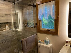 Shower, hair dryer, towels, soap - The Upstairs Hideaway (Mount Ida)