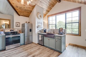 Refrigerador, cafetera/tetera, utensilios de cocina