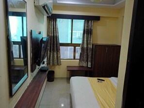 Desk, free WiFi - Hotel Dream Inn (Ahmedabad)