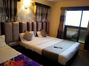 Deluxe Double Room | Desk, free WiFi - Hotel Dream Inn (Ahmedabad)