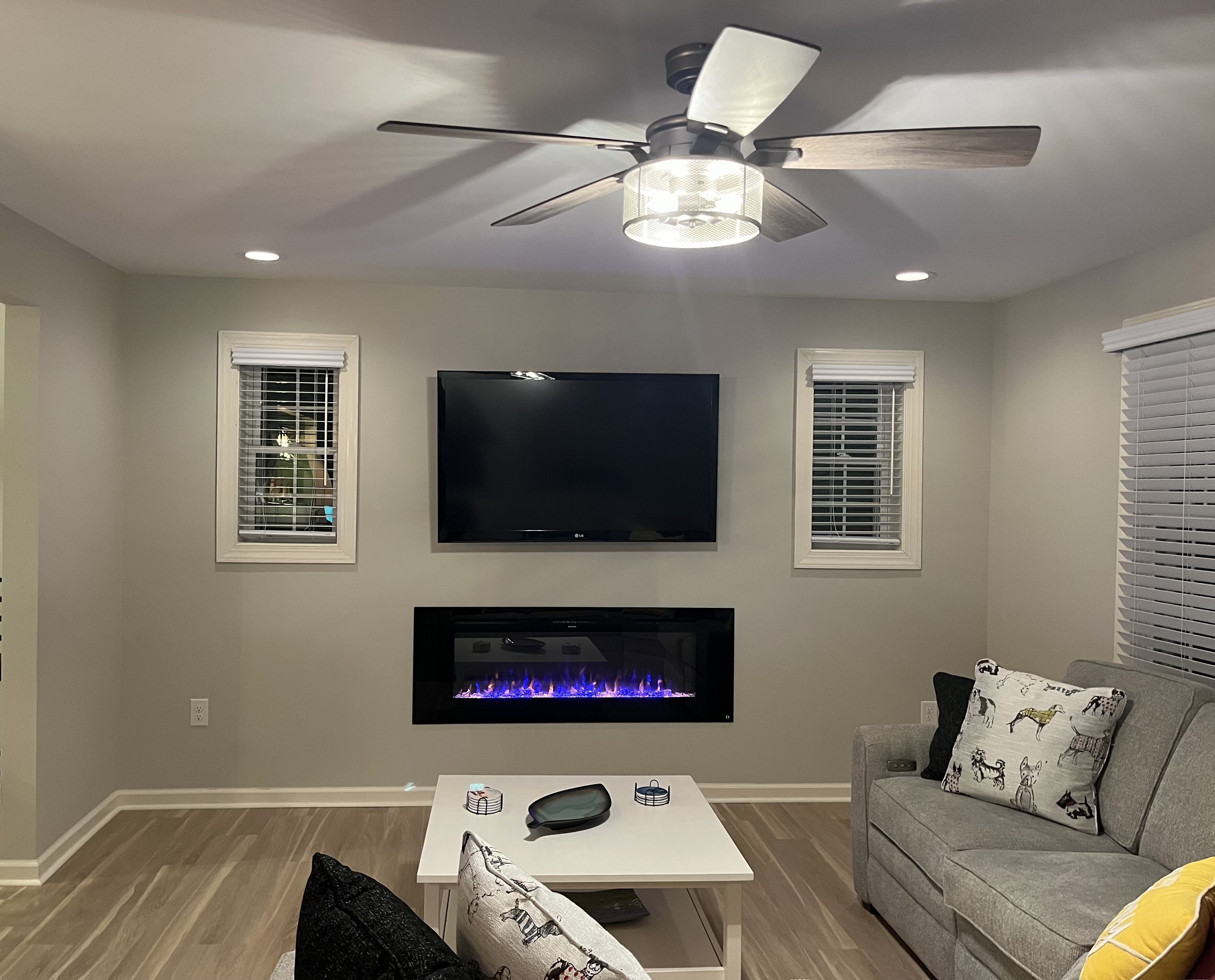 TV connectée, cheminée, livres, écrans d'ordinateur