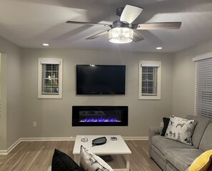 Smart-TV, Kamin, Bücher, Computerbildschirme