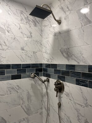 Ducha, secador de pelo, toallas, jabón