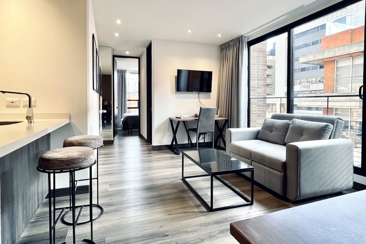 Elite appartement | Woonruimte | Een 40-inch smart-tv met kabelzenders