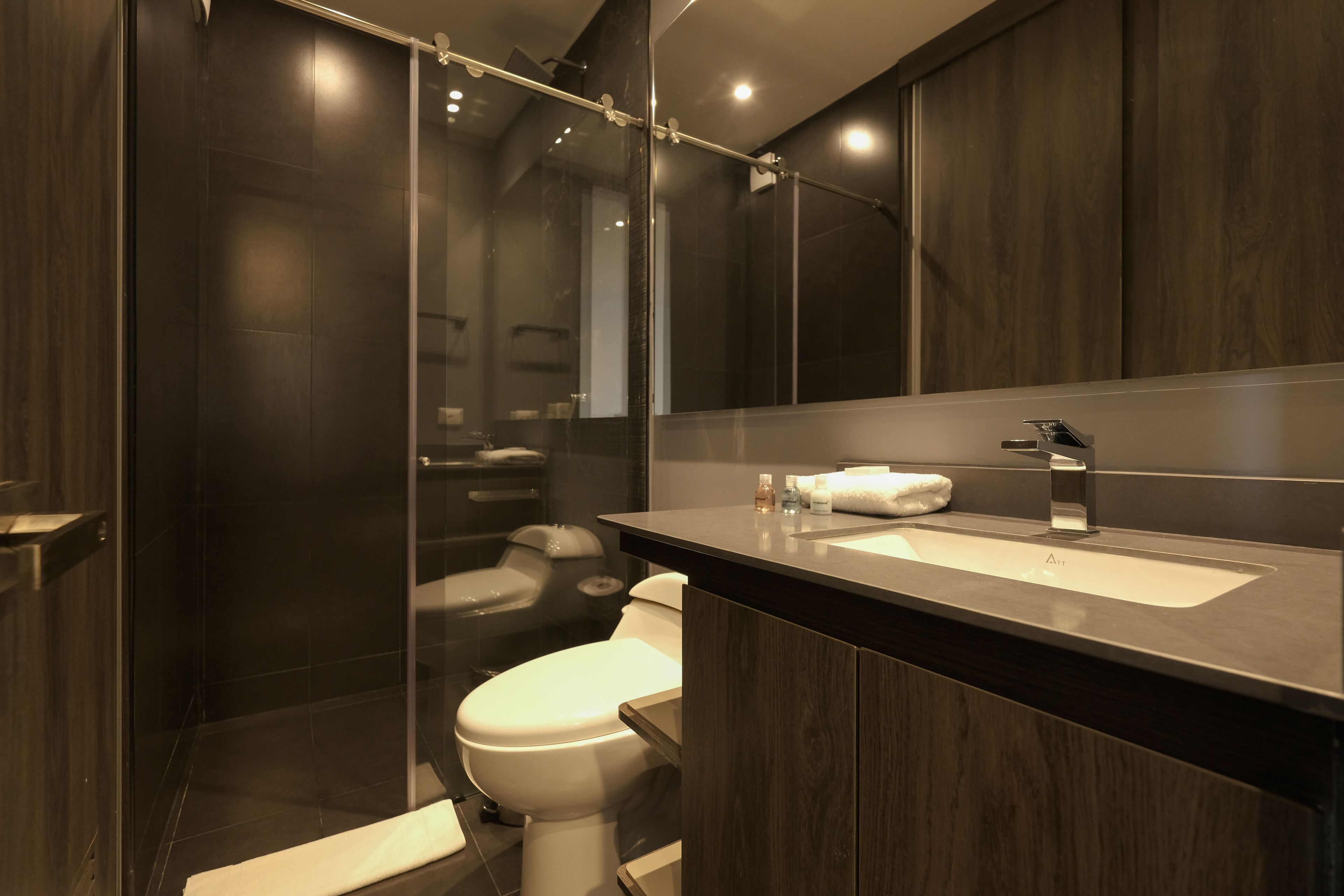 Apartemen Comfort | Kamar mandi | Shower, pengering rambut, lantai berpemanas, dan handuk