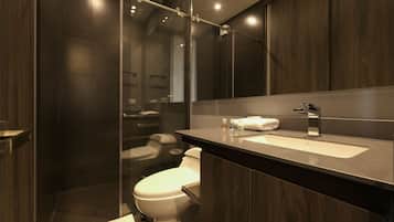Apartemen Comfort | Kamar mandi | Shower, pengering rambut, lantai berpemanas, dan handuk