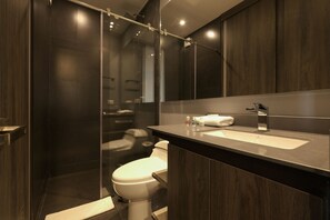 Comfort Apartment | Bathroom | Shower, hair dryer, heated floors, towels - Morph By Wynwood House (Bogotá)
