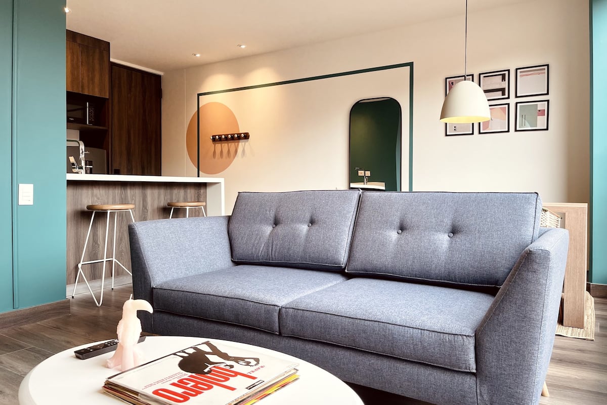 Deluxe appartement | Woonruimte | Een 40-inch smart-tv met kabelzenders