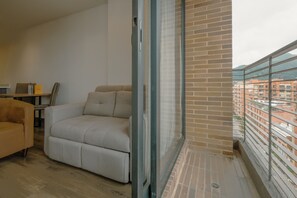 Uma sala de estar moderna com um sofá, uma mesinha e uma cadeira.