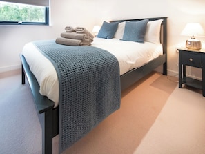3 bedrooms, free WiFi, bed sheets