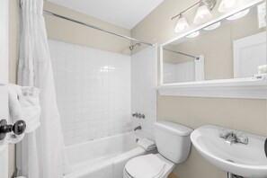 Deluxe Double Room | Bathroom - Grey Bonnet Inn (Killington)