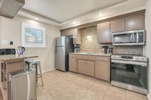 Private kitchen - Oak's Beautiful Contemporary Suite #10 (Lawton)