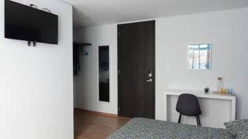1 dormitori, planxa i posts de planxar, wifi i roba de llit