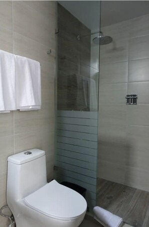 ヘアドライヤー、タオル、石鹸、シャンプー