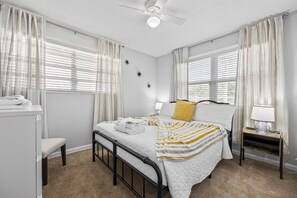 4 Schlafzimmer, Schreibtisch, Bügeleisen/Bügelbrett, Reisekinderbett