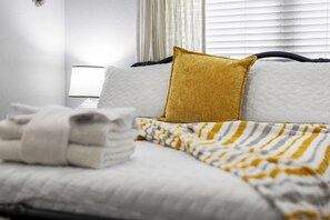 4 chambres, bureau, fer et planche à repasser, lit parapluie