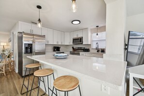 Fridge, microwave, oven, stovetop - Family-Friendly Oasis in Tarpon (Tarpon Springs)