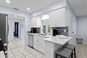 冷蔵庫、電子レンジ、オーブン、コンロ