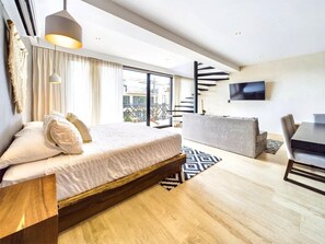 3 bedrooms, desk, iron/ironing board, travel crib