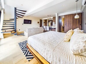 2 habitaciones, escritorio y tabla de planchar con plancha