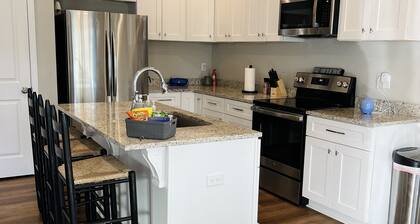 Pool Table, Cozy, Basketball hoop, Game console, loaded kitchen! Beautiful home