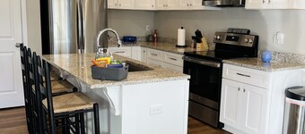 Pool Table, Cozy, Basketball hoop, Game console, loaded kitchen! Beautiful home