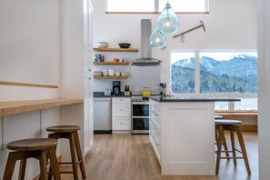 Kjøleskap, ovn, oppvaskmaskin og kaffetrakter/tekoker