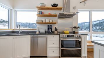 Frigorífic, forn, rentaplats i cafetera i tetera