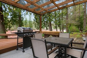Outdoor dining - Sandy River Retreat (Sandy)