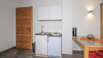 Kühlschrank, Herdplatte, Wasserkocher mit Kaffee-/Teezubehör