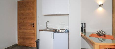 Fridge, stovetop, coffee/tea maker