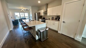 Refrigerador, microondas, horno, placa de cocina