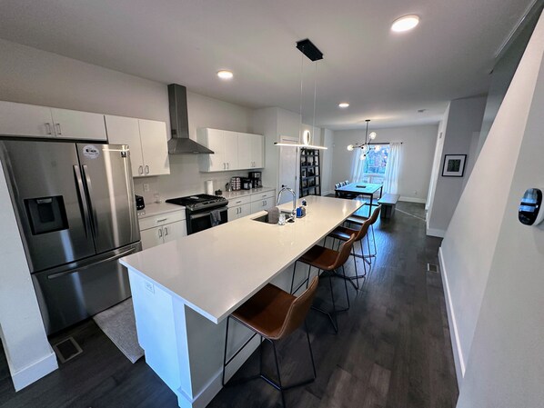 Refrigerador, microondas, horno, placa de cocina