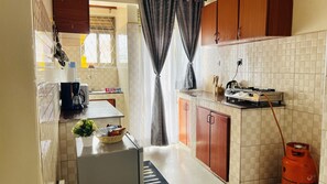 Fridge, microwave, stovetop, coffee/tea maker - Cozy Apartment Near Acacia Mall, Unlimited WIFI, Netflix, Free Parking 2BRM (Kampala)