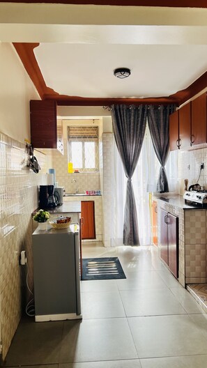 Refrigerador, microondas, parrilla de estufa y cafetera y tetera 
