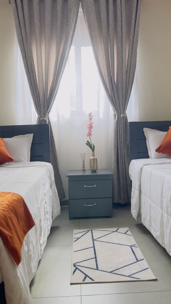 2 bedrooms, iron/ironing board, travel cot, WiFi - Cozy Apartment Near Acacia Mall, Unlimited WIFI, Netflix, Free Parking 2BRM (Kampala)